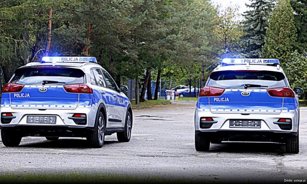 Spotkanie policjanta z seniorami na temat bezpieczeństwa